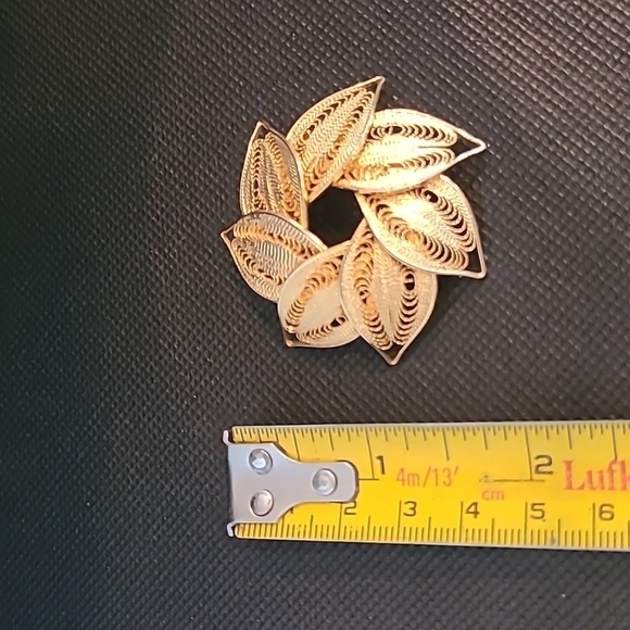 VINTAGE Filigree Leaf Wreath Brooch, Gold Tone, Dainty - Picture 5 of 8